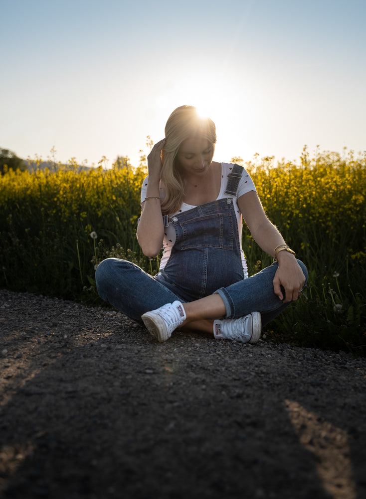 babybauch rapsfeld sonnenuntergang